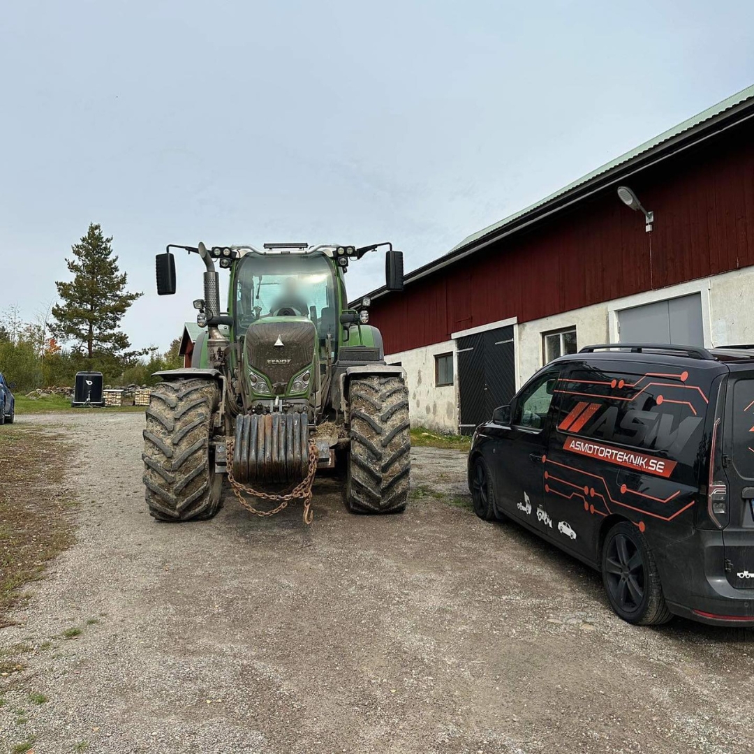 AS Motortekniks jourbil står parkerad vid en traktor