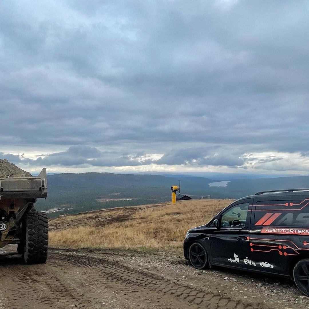 AS Motortekniks jourbil står parkerad vid en dumpers