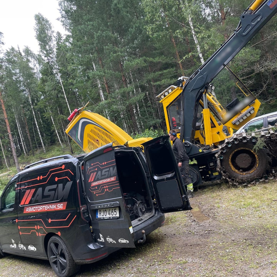 AS Motortekniks jourbil bredvid en skogsmaskin.