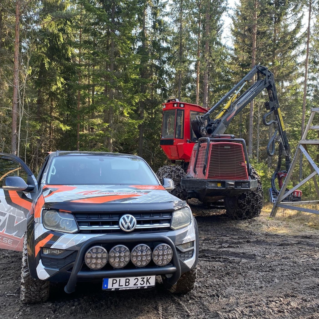 Jourbil vid återställd skogsmaskin i skogen